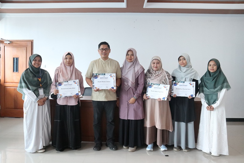 SMP Pesat Berikan Beasiswa Akademik kepada Siswa Berprestasi Tahun Pelajaran 2024/2025