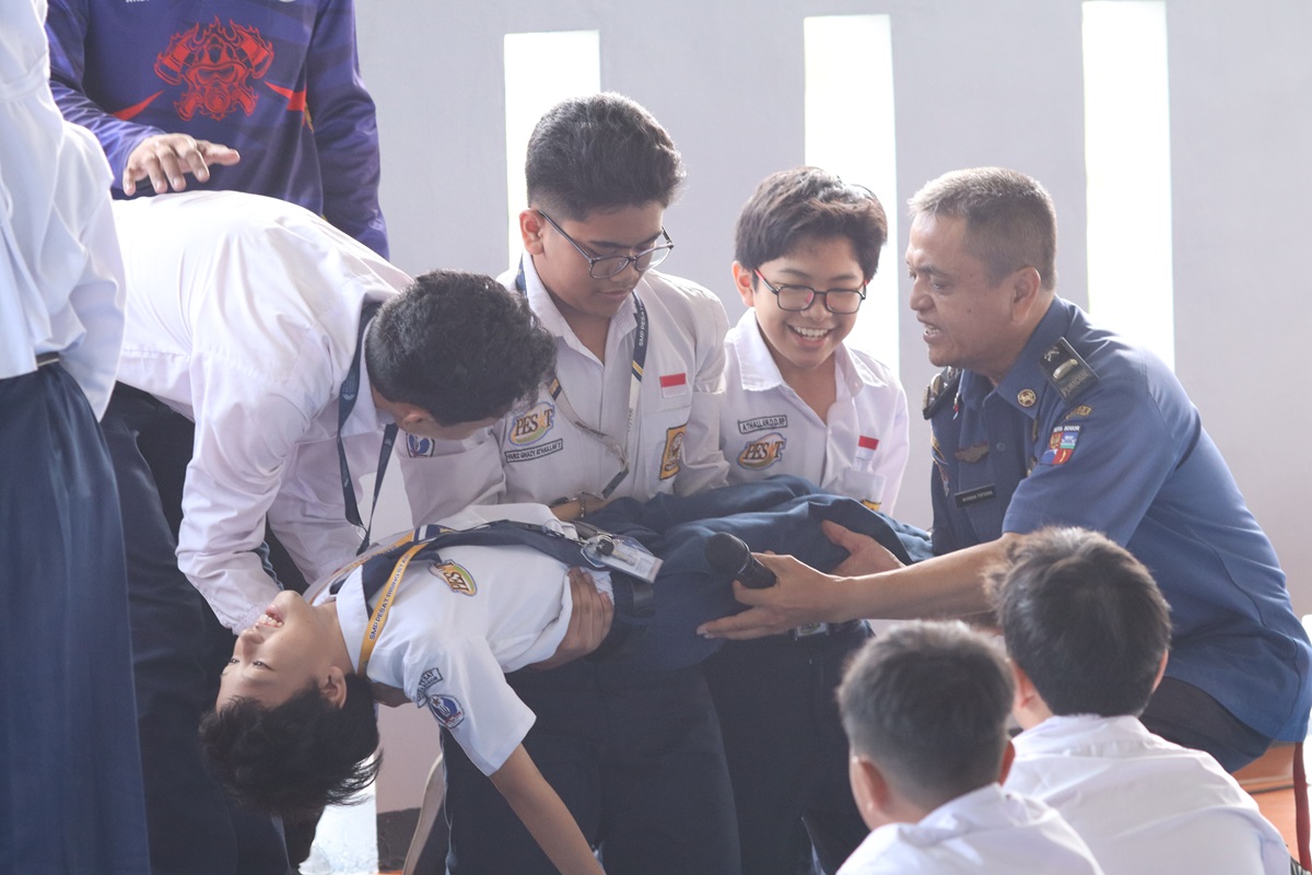 Jeda Tengah Semester di SMP Pesat : Edukasi Keselamatan dan Simulasi Penanganan Bencana