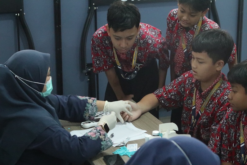 Pemeriksaan Kesehatan Siswa Kelas 7 SMP Pesat Rising STAR