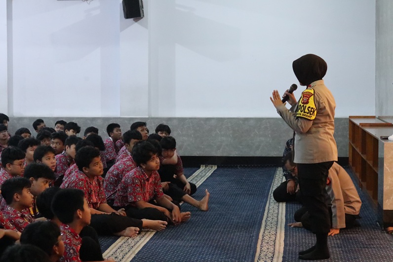 Penyuluhan Dari Kepolisian Sektor Bogor Barat Di SMP Pesat Rising STAR